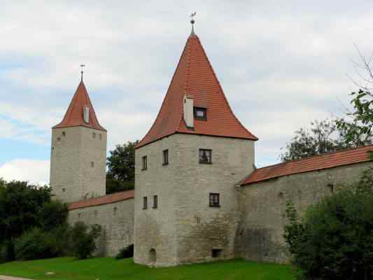 Stadtmauer mit Stadtturm in Berching im Naturpark Altmuehltal