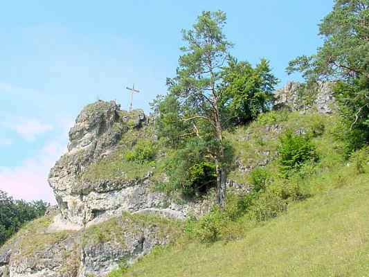 Felsen am Wanderweg bei Breitenbrunn im Altmühltal